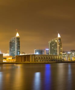 Imagem do parque das nações visto do rio tejo de noite