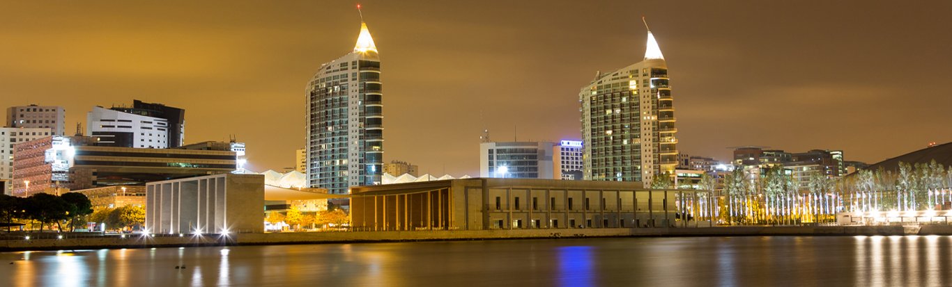 Imagem do parque das nações visto do rio tejo